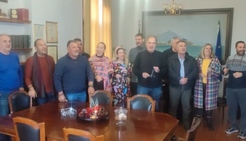 🎷 Με χαμόγελα και… φάλτσα τα κάλαντα από τον Δήμαρχο Ξυλοκάστρου – Ευρωστίνης